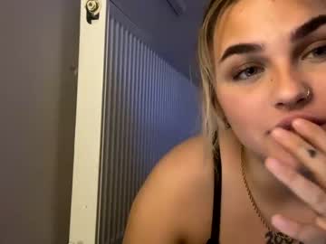 girl
        emwoods cam image #152756