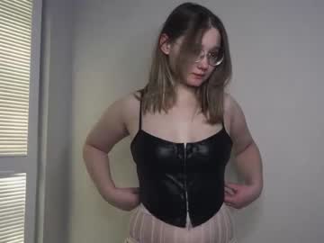 girl
        moon_milking cam image #129544