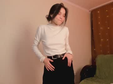 girl
        carolmoores cam image #30241