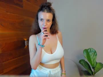 girl
        anne_hatway cam image #124681