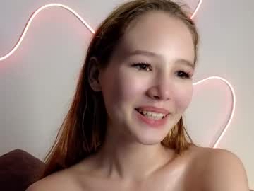 girl
        dolly_kitt cam image #205780