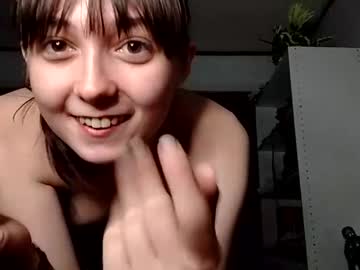 girl
        nrdyemogrl cam image #188840
