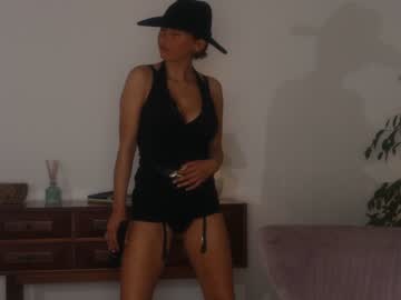 girl
        hatnbelt cam image #59521