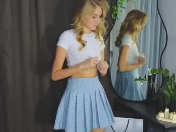 girl
        emilyhewell cam image #213470