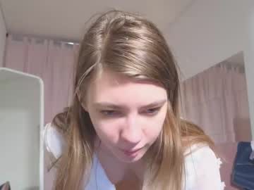 girl
        ellaxsunrise cam image #55404