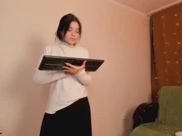 girl
        carolmoores cam image #30212